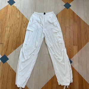 Baggy-chic white pants